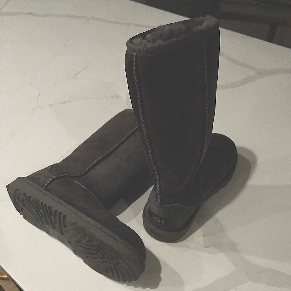 NWOT Grey youth Uggs (youth 4). Only worn once for family photos,look brand new.